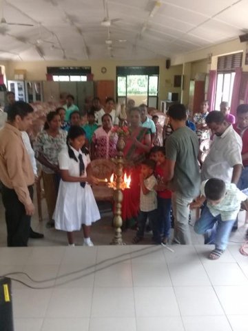 අඩු ආදායම්ලාභී පවුල්වල දරුවන්ට පාසල් උපකරණ ලබාදීම