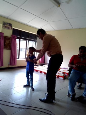 අඩු ආදායම්ලාභී පවුල්වල දරුවන්ට පාසල් උපකරණ ලබාදීම