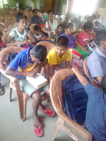 අඩු ආදායම්ලාභී පවුල්වල දරුවන්ට පාසල් උපකරණ ලබාදීම