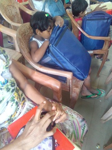 අඩු ආදායම්ලාභී පවුල්වල දරුවන්ට පාසල් උපකරණ ලබාදීම